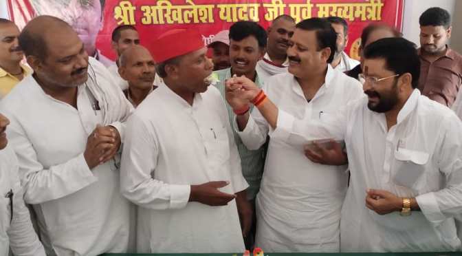 सपाइयों ने केक काटकर मनाया  अखिलेश यादव का जन्मदिन