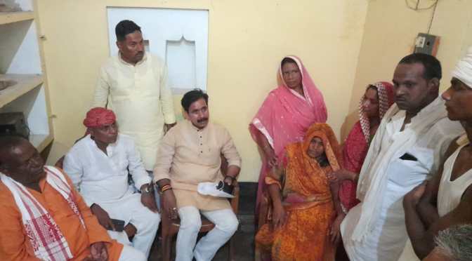 सुरेश राजभर को श्रद्धांजलि देने पहुंचे कैबिनेट मंत्री अनिल