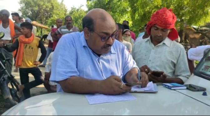 कोटेदार के खिलाफ मिली अनियमितता की शिकायत पर जांच करने पहुंचे सप्लाई इंस्पेक्टर