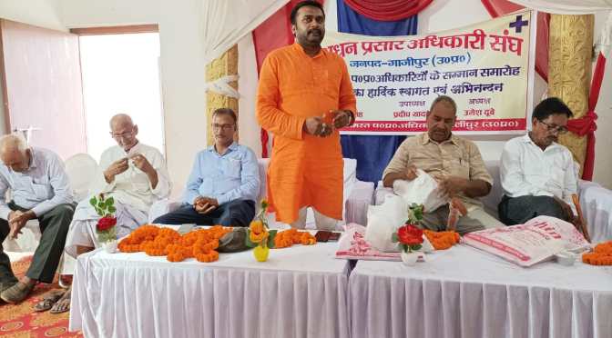 सेवानिवृत्त को दी गई विदाई