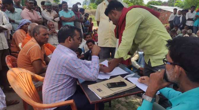 कोटे की दुकान की जांच करने पहुंचे नायब तहसीलदार,हंगामे के बीच जांच पूरी