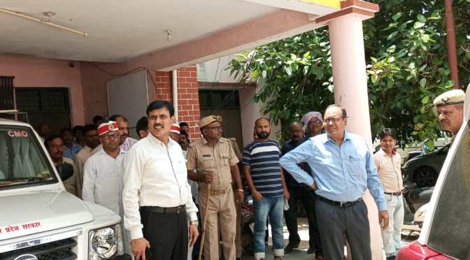 डीएम ने लगाई फटकार