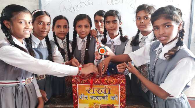 छात्राओं ने सैनिकों को भेजी राखी