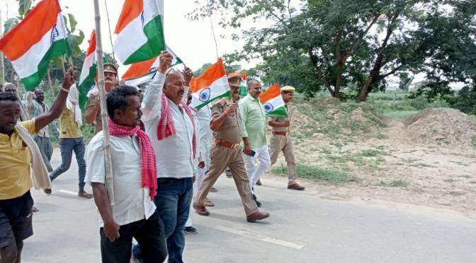 थाना प्रभारी ने ग्रामीणों संग निकाला तिरंगा यात्रा