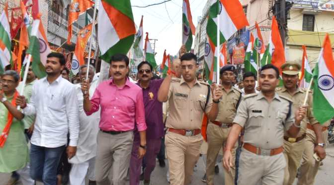 तिरंगा यात्रा में पूरे जोश में दिखे  डीएम-एसपी, खूब लगाए देशभक्ति के नारे