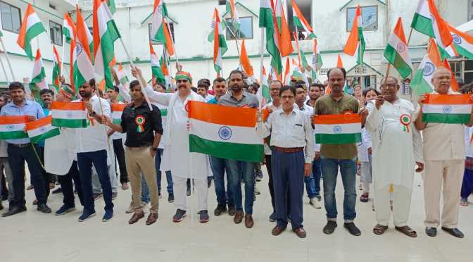 मेडिकल कॉलेज के छात्र-छात्राओं ने निकाली तिरंगा यात्रा