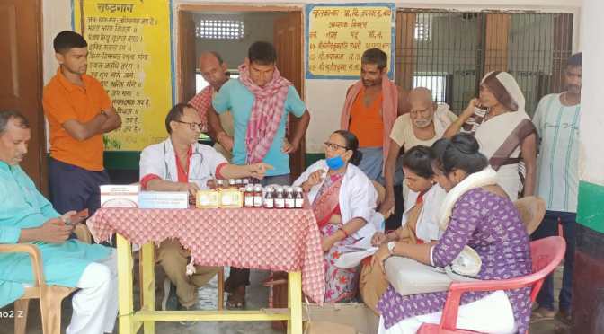 आगामी बाढ़ के मद्देनजर किया गया दवा का वितरण