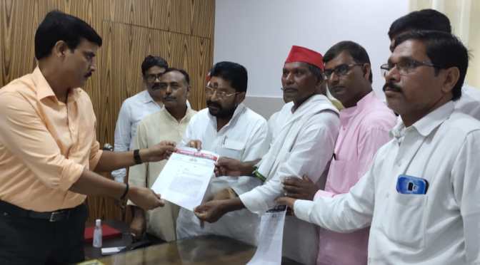 सपाइयों ने डीएम को सौंपा ज्ञापन,की यह मांग