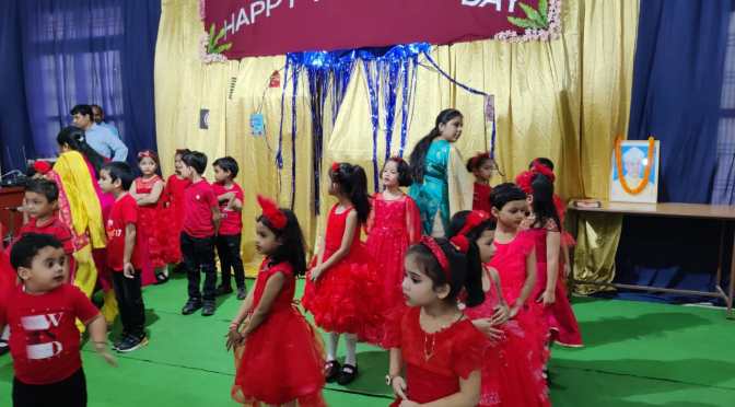 मनोरंजक खेलों के बीच मनाया गया शिक्षक दिवस, दिया गया उपहार