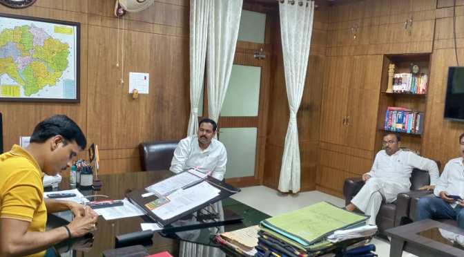 समस्याओं को लेकर डीएम से मिले आशुतोष सिन्हा, की मांग