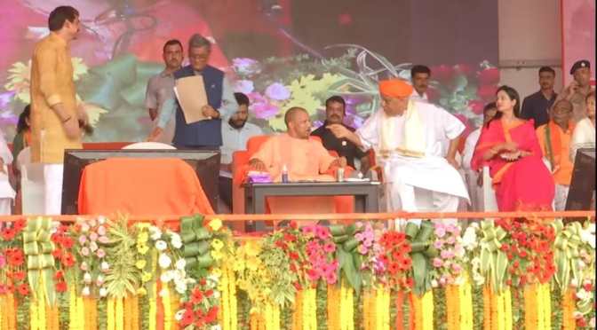 गाजीपुर में सीएम योगी का लाइव प्रसारण, देखें वीडियो