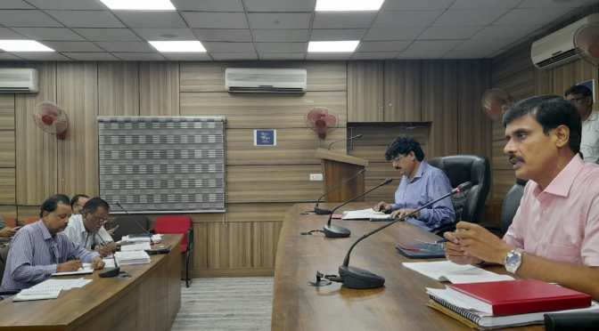 स्पष्टीकरण मांगते हुए डीएम ने रोका वेतन