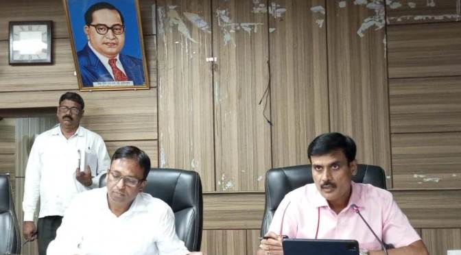 डीएम ने रोका वेतन, की कार्यवाही