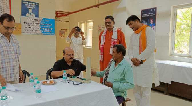 स्वास्थ्य मेले में किया गया लोगों का स्वास्थ्य परीक्षण
