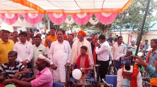 सांसद ने वितरण किया उपकरण, कहा….