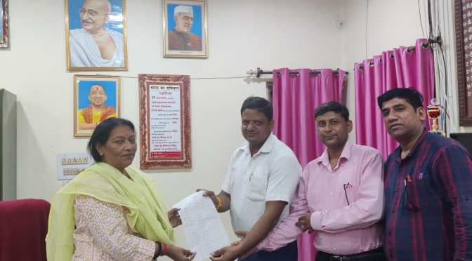 कालेज के प्रिंसिपल और शिक्षकों ने लिया टीबी मरीजो को गोद