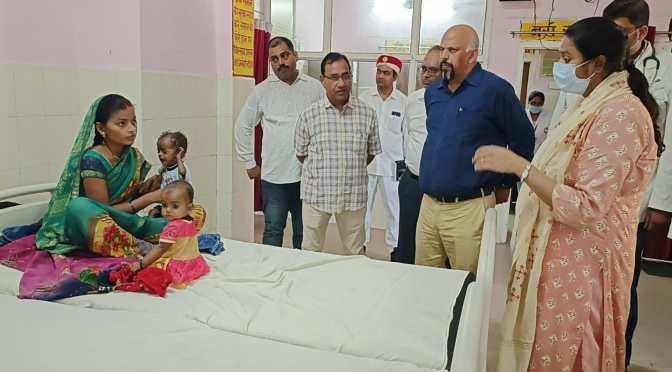 हॉस्पिटल पहुंची डीएम से मरीजों ने की शिकायत