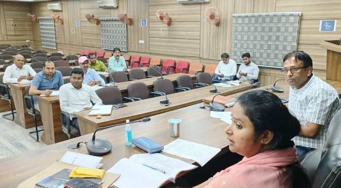 सीएम के निर्देश का पालन नहीं करने वाले अधिकारियों को डीएम ने दी चेतावनी