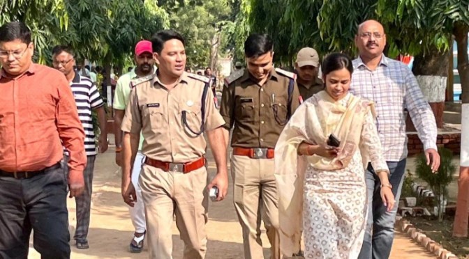 जेल में बंद बंदियों से बात कर दिया निर्देश