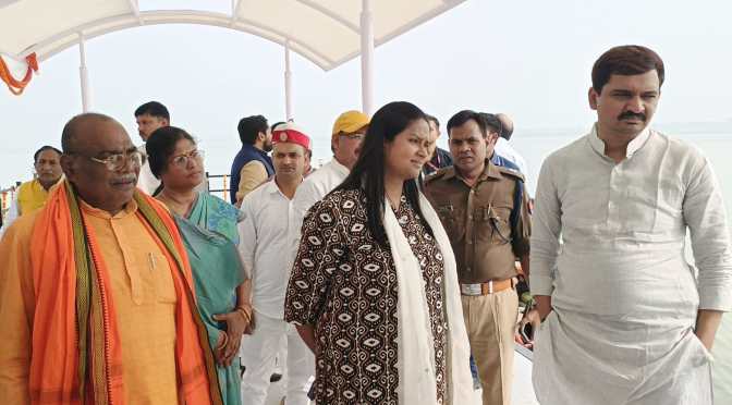 जिले में 5 जेट्टियों का होगा निर्माण, डीएम और एमएलसी ने देखा सीएम का लाइव प्रसारण