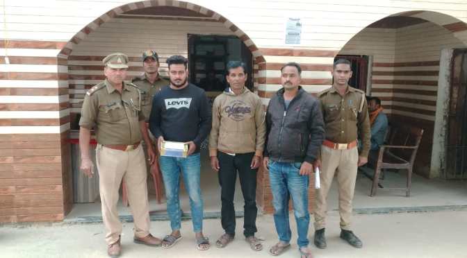 तीन गिरफ्तार, तमंचा बरामद