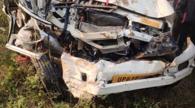 पेड़ से टकराई पिकअप,एक की मौत