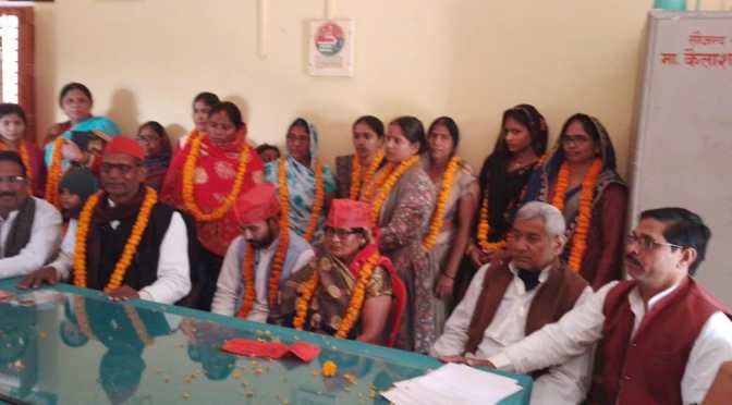 दर्जनों लोगों के साथ सपा की सदस्यता लेने पहुंचे छात्र नेता