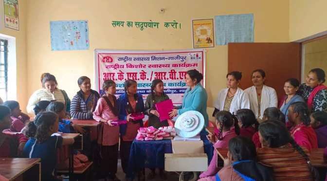 किशोरियों का किया गया स्वास्थ्य परीक्षण