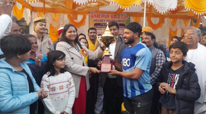 हॉकी प्रतियोगिता में करमपुर ने मारी बाजी, डीएम ने दिया पुरस्कार