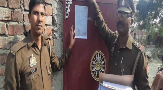 हाजिर न होने पर हत्यारों के घरों पर हुआ नोटिस चस्पा