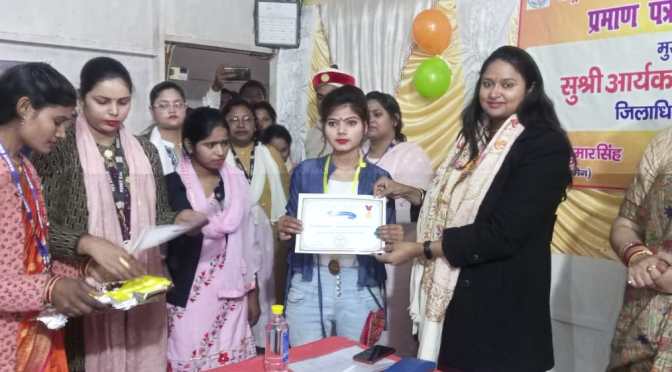 सर्वश्रेष्ठ प्रदर्शन करने वाले अभ्यर्थियों को डीएम ने दिया पुरस्कार