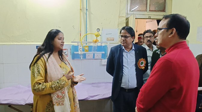 हॉस्पिटल में भर्ती मरीजों के पास पहुंची डीएम, दिया निर्देश