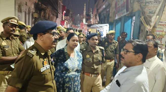 पुलिस बल के साथ निकले डीएम-एसपी, लोगों से की बात, ली जानकारी