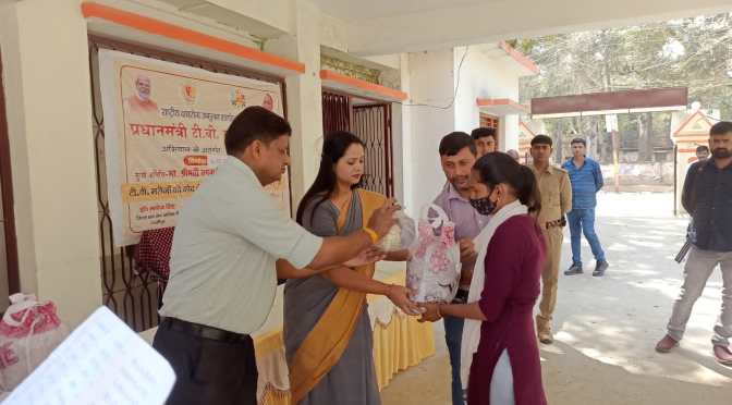 सपना सिंह ने टीबी मरीजों में वितरित किया अबीर रंग गुलाल और ड्राई फ्रूट