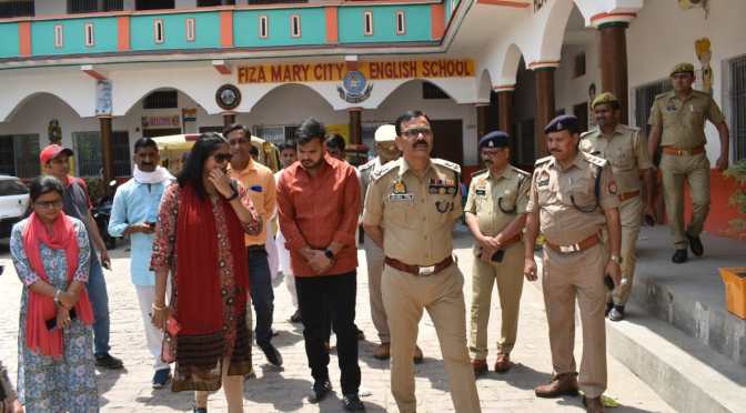 पुलिस फोर्स के साथ मतदान केंद्र पहुंचे डीएम और एसपी, दिया निर्देश