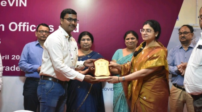 बेहतर मैनेजमेंट को लेकर सम्मानित हुए डॉ एस के मिश्रा एवं प्रवीण उपाध्याय