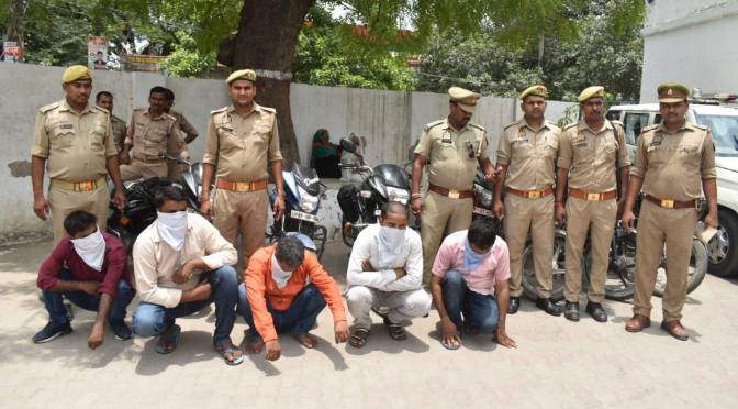 लाखों रुपए नगदी के साथ पांच जुआड़ी गिरफ्तार, कई फरार