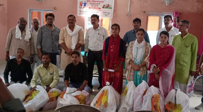 युवक-युवतियों को वितरित की गई खेल सामग्री