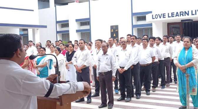 छात्रा की मौत पर शोक, शिक्षकों की गिरफ्तारी का विरोध