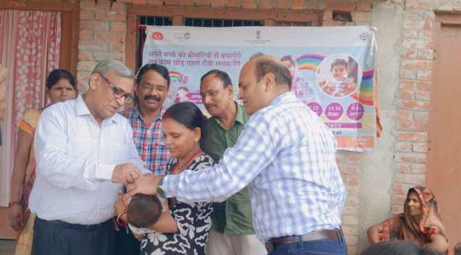 टीकाकरण अभियान में सीएमओ और डॉ एसके मिश्रा ने बच्चों को पिलाई खुराक