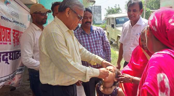 <em>सीएमओ ने किया आईएमआई 5.0 के तीसरे चरण का शुभारंभ</em>,बच्चों को पिलाई दवा