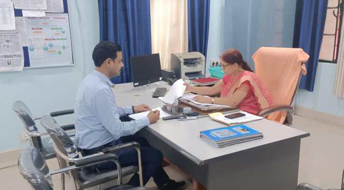 <em>संचारी व वेक्टर जनित रोगों की रोकथाम के लिए अपर निदेशक ने की समीक्षा बैठक</em>,दिए निर्देश