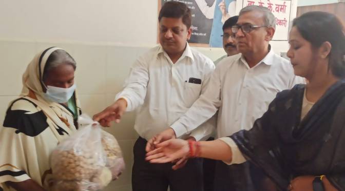 जिला पंचायत अध्यक्ष सपना सिंह ने 51 टीबी मरीजों को लिया गोद