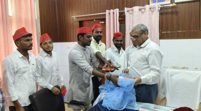 सीएमओ को भेंट किया मच्छरदानी