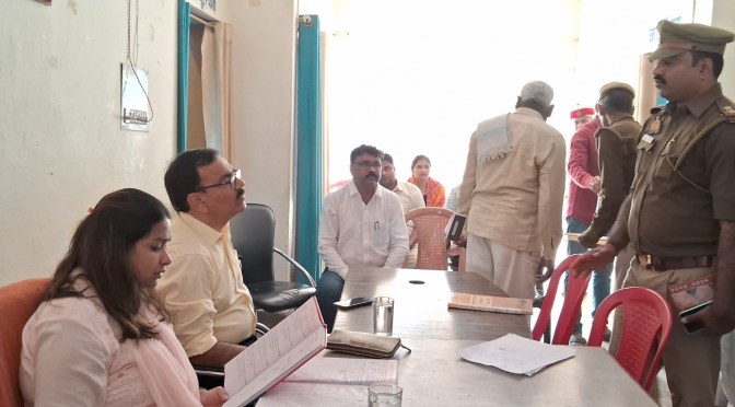 डीएम-एसपी ने सुनी फरियाद, रोका लेखपाल का वेतन