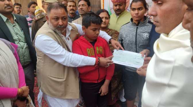 परिवहन मंत्री ने शहीद परिवार को सौपा 50 लाख का चेक