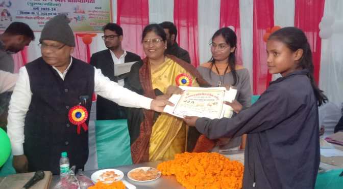 विजयी खिलाड़ियों को चेयरमैन सरिता अग्रवाल ने किया सम्मानित