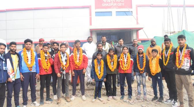 गाजीपुर के खिलाड़ियों ने किया नाम रोशन,रेलवे स्टेशन पर हुआ स्वागत