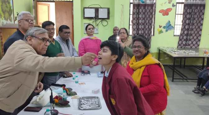 सीएमओ ने बच्चों को खिलाई एल्बेण्डाज़ोल की गोली