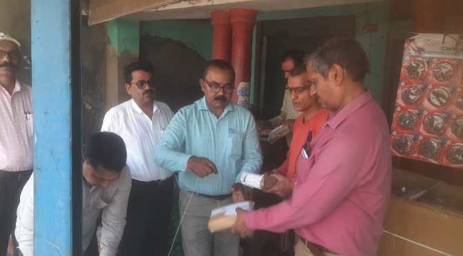 डीएम के आदेश पर खाद्य विभाग की छापेमारी